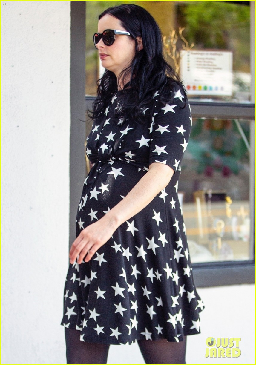 krysten ritter shows off baby bump lunch with husband 04