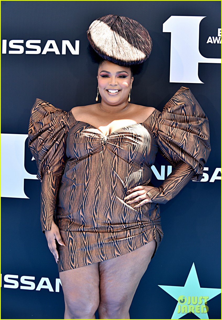 lizzo channels a bride for bet awards 09