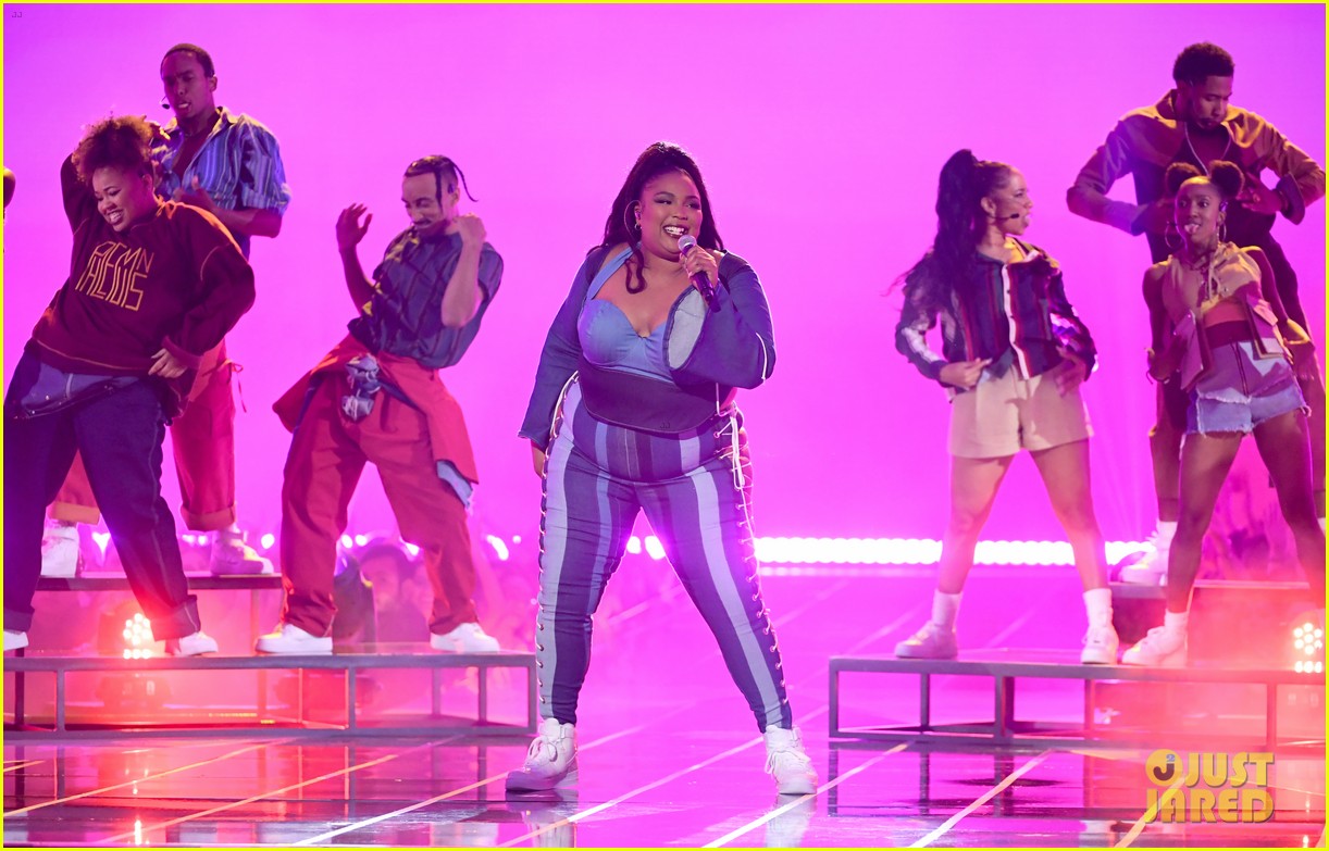 lizzo channels sister act 2 with juice performance at mtv awards 2019 084311328