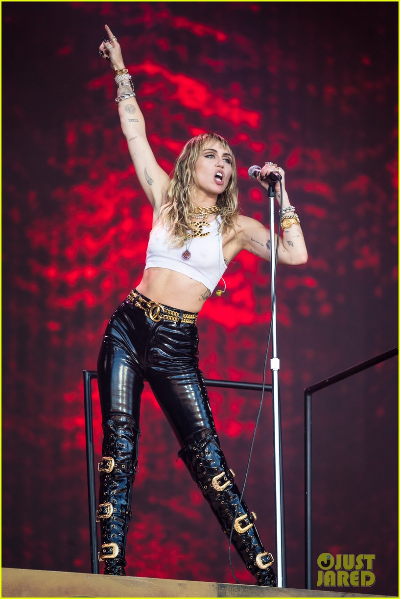 miley cyrus brings out dad billy ray lil nas x for old town road 074316644