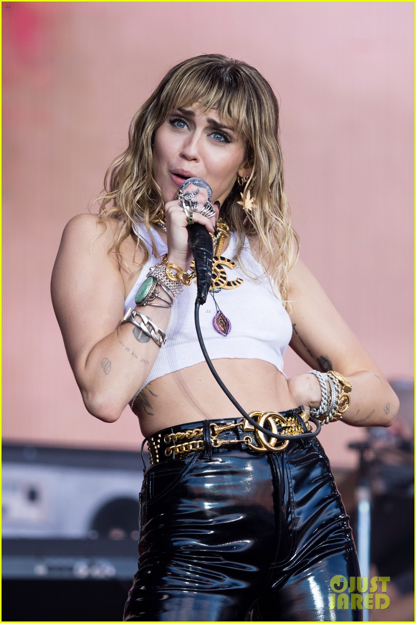 miley cyrus brings out dad billy ray lil nas x for old town road 064316643