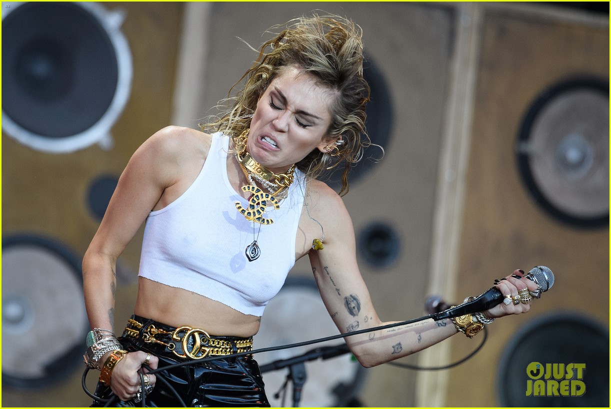 miley cyrus brings out dad billy ray lil nas x for old town road 074316644