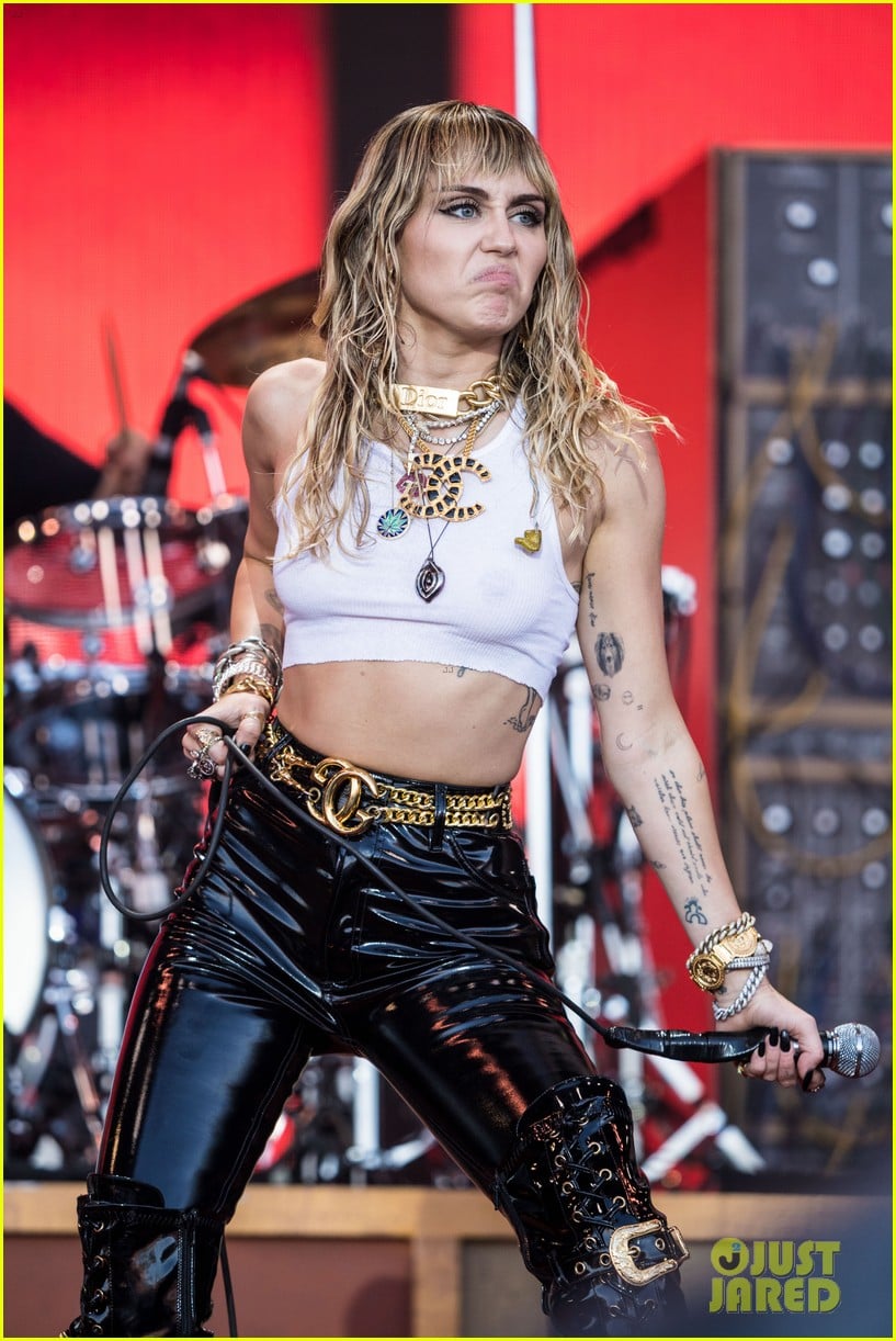 miley cyrus brings out dad billy ray lil nas x for old town road 424316679