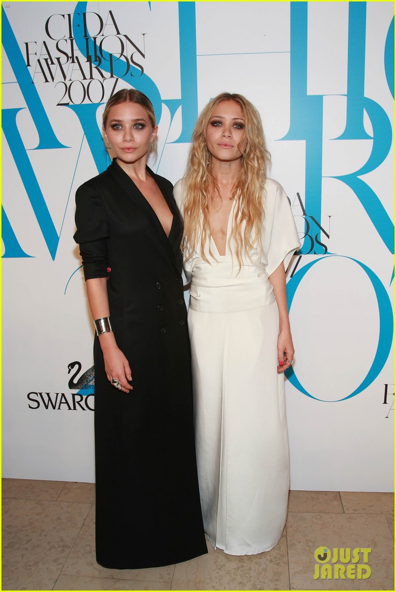 mary kate and ashley olsen twin in matching tiaras for 33rd birthdays 044310044
