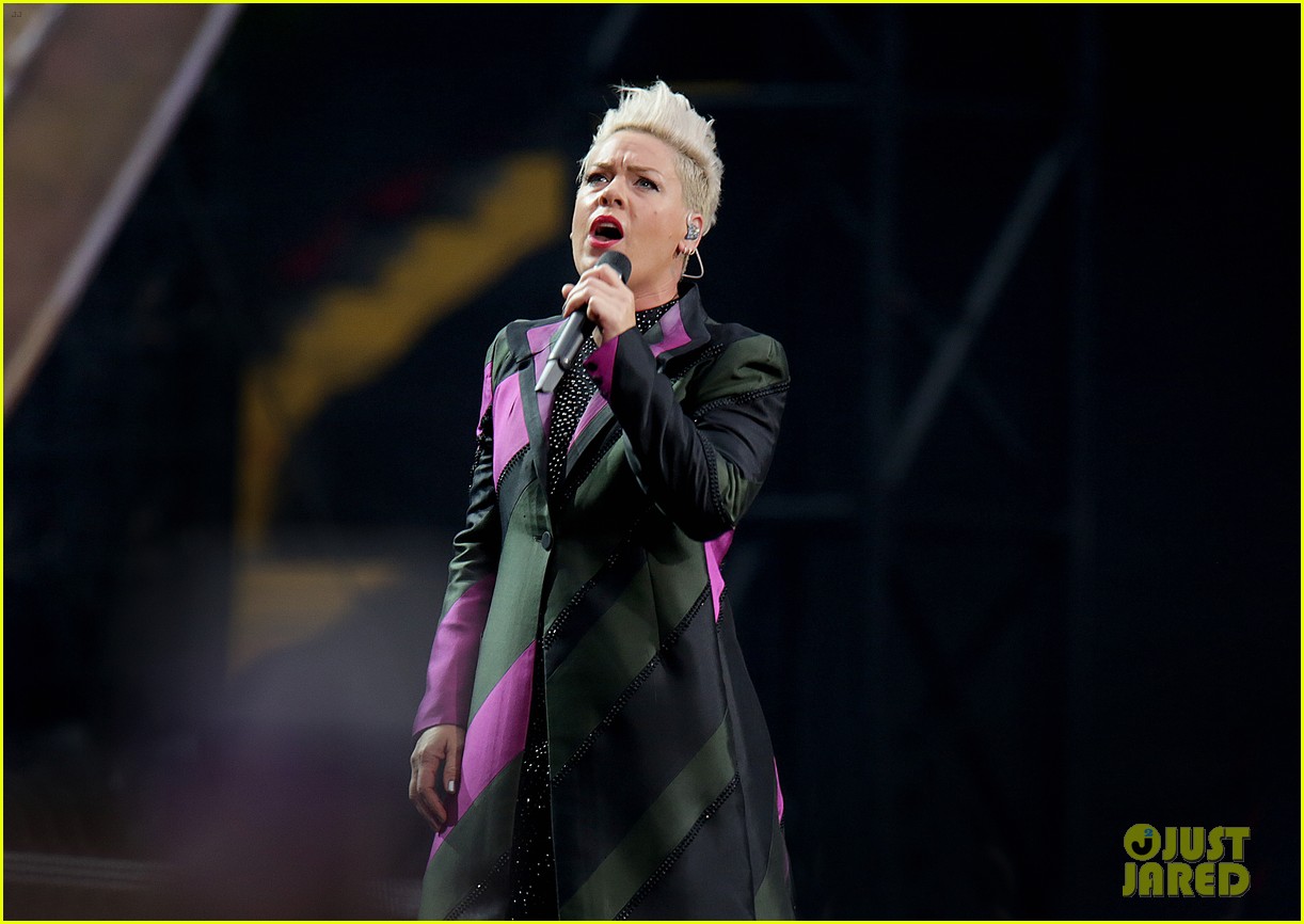 pink fan gives birth to baby girl during opening number at liverpool concert 194314504