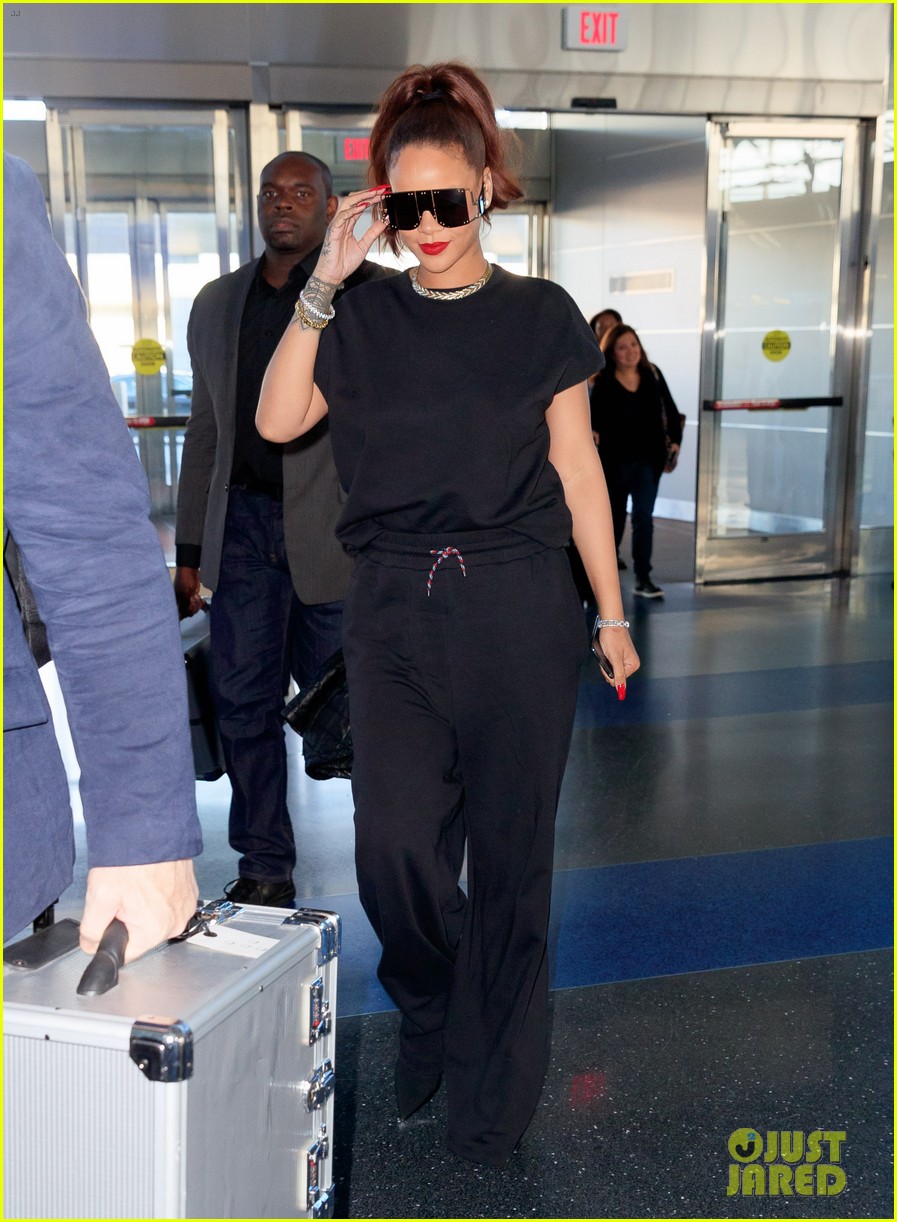 rihanna keeps it comfy cool whlie catching flight in nyc 034308910