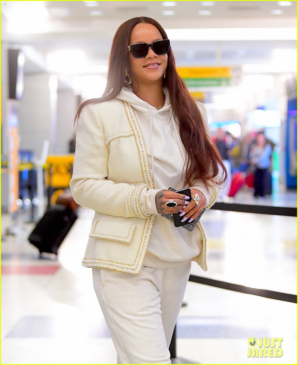 rihanna lands in new york after vacation 034305854