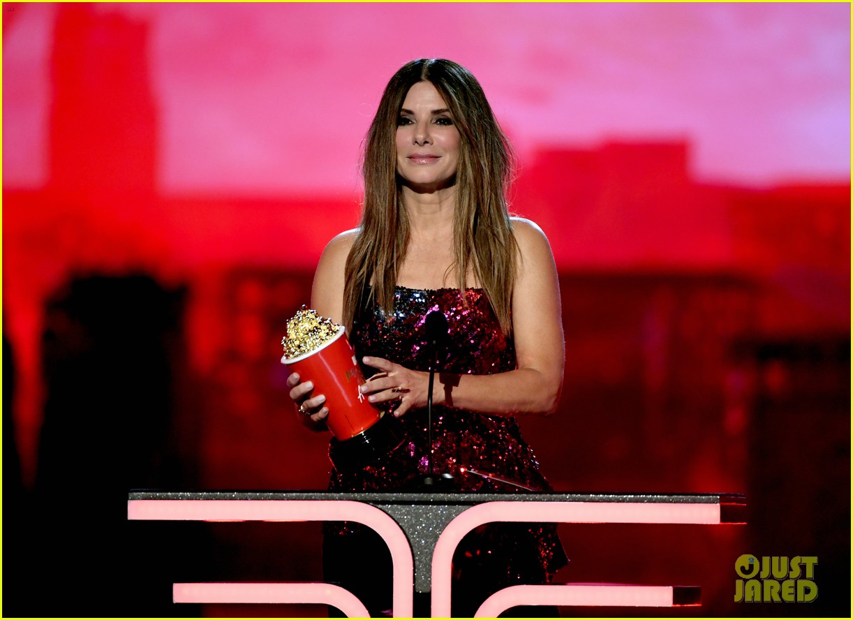 Sandra Bullock Dedicates MTV Movie Award to Her Kids in Touching Speech(01)