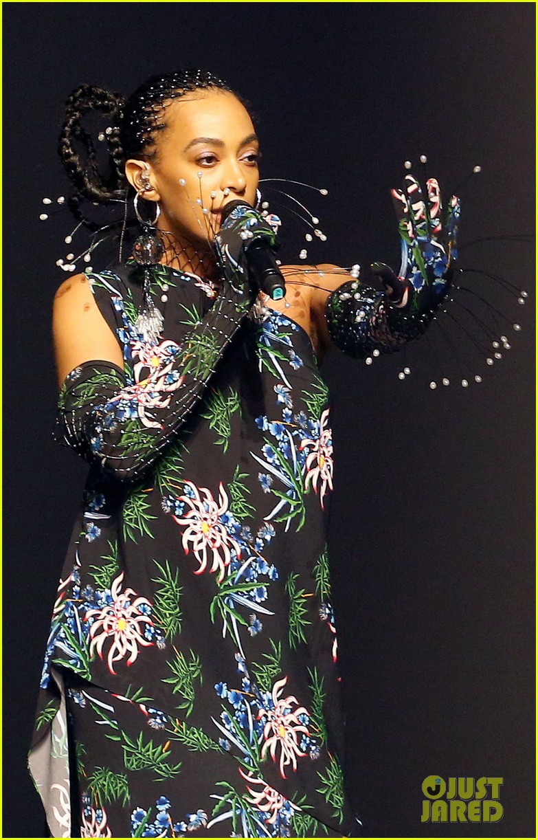 solange knowles closes kenzo fashion show with a performance 044313048