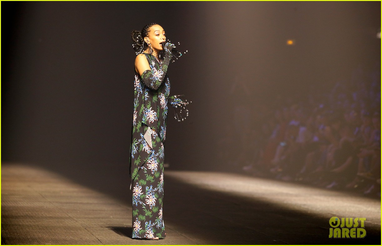 solange knowles closes kenzo fashion show with a performance 05