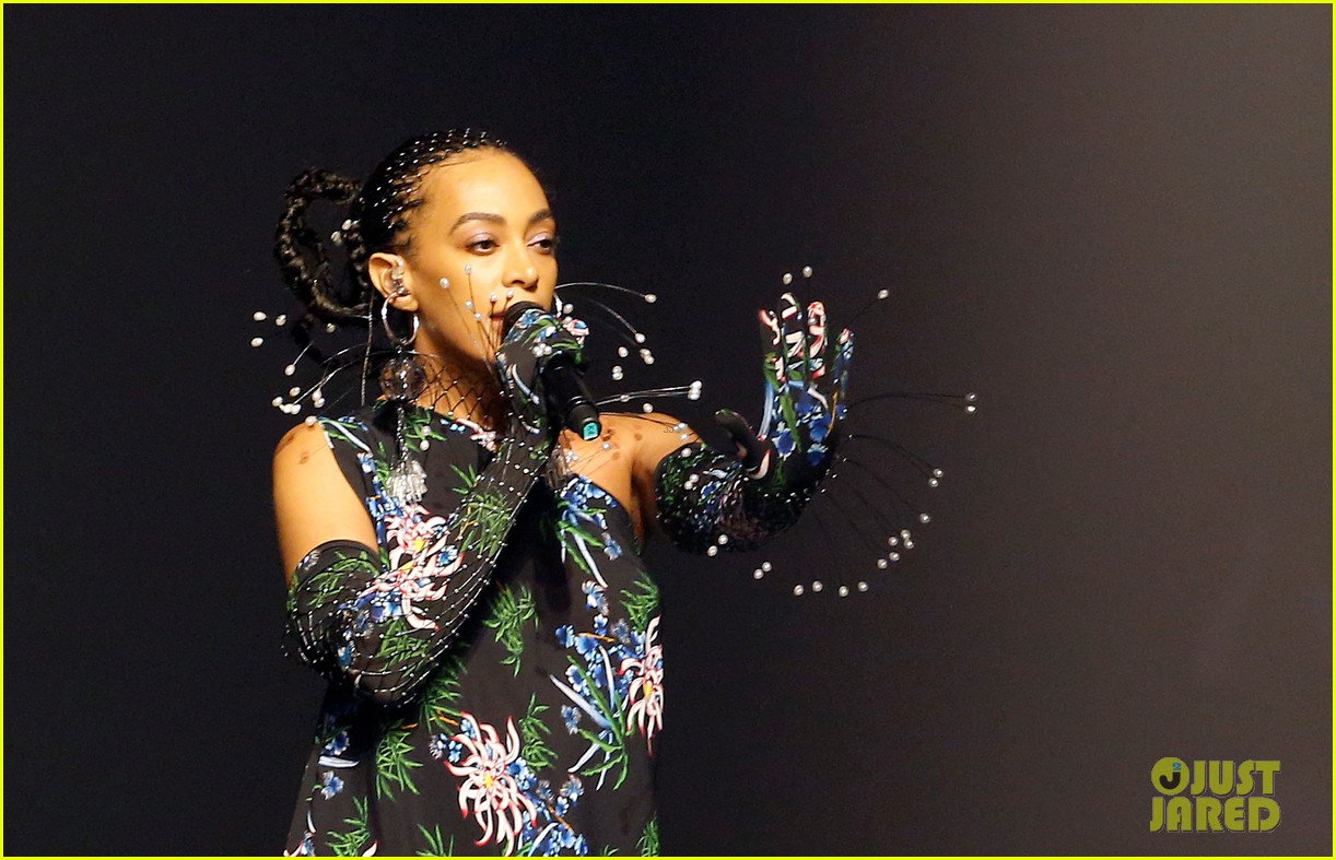 solange knowles closes kenzo fashion show with a performance 06