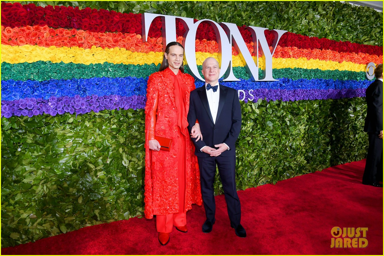 Tony Winners Sutton Foster, Laura Benanti & Kelli O'Hara Hit The Red