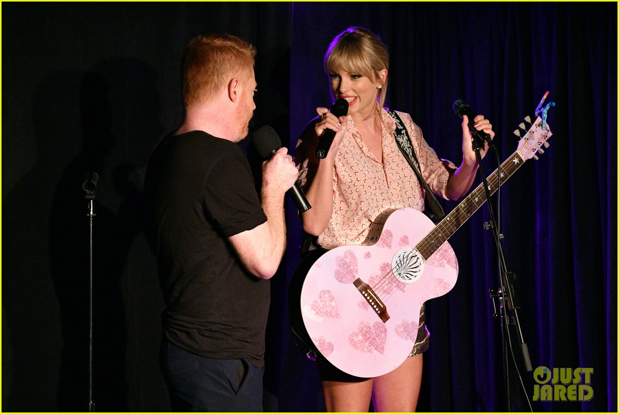 taylor swift performs at the stonewall inn 094310160
