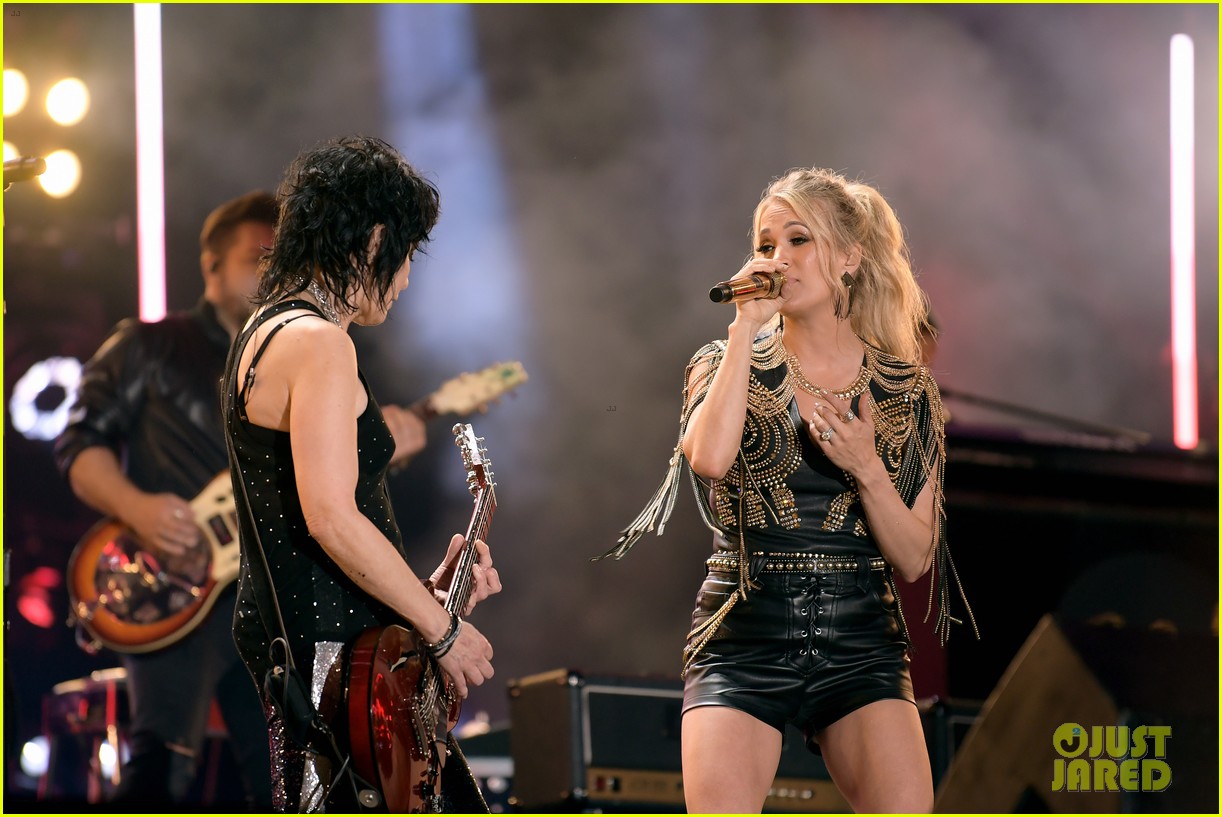 carrie underwood performs with joan jett at cma fest 044305860