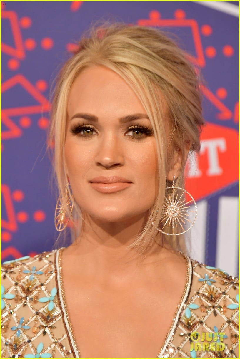 carrie underwood mike fisher cmt music awards 2019 014304016
