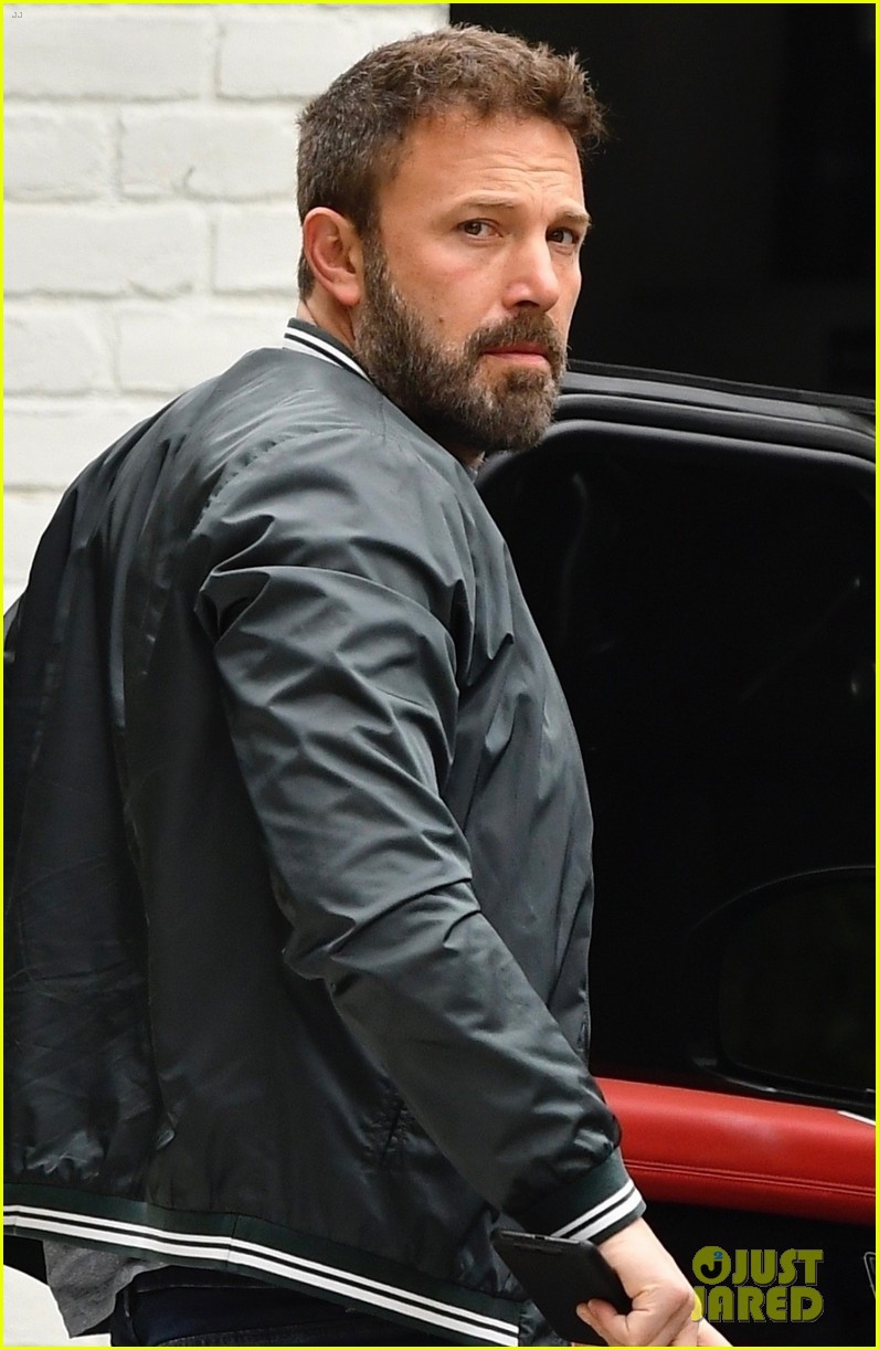 Ben Affleck Picks Up His Daily Dunkin in Brentwood Photo 4325162 Ben(00)