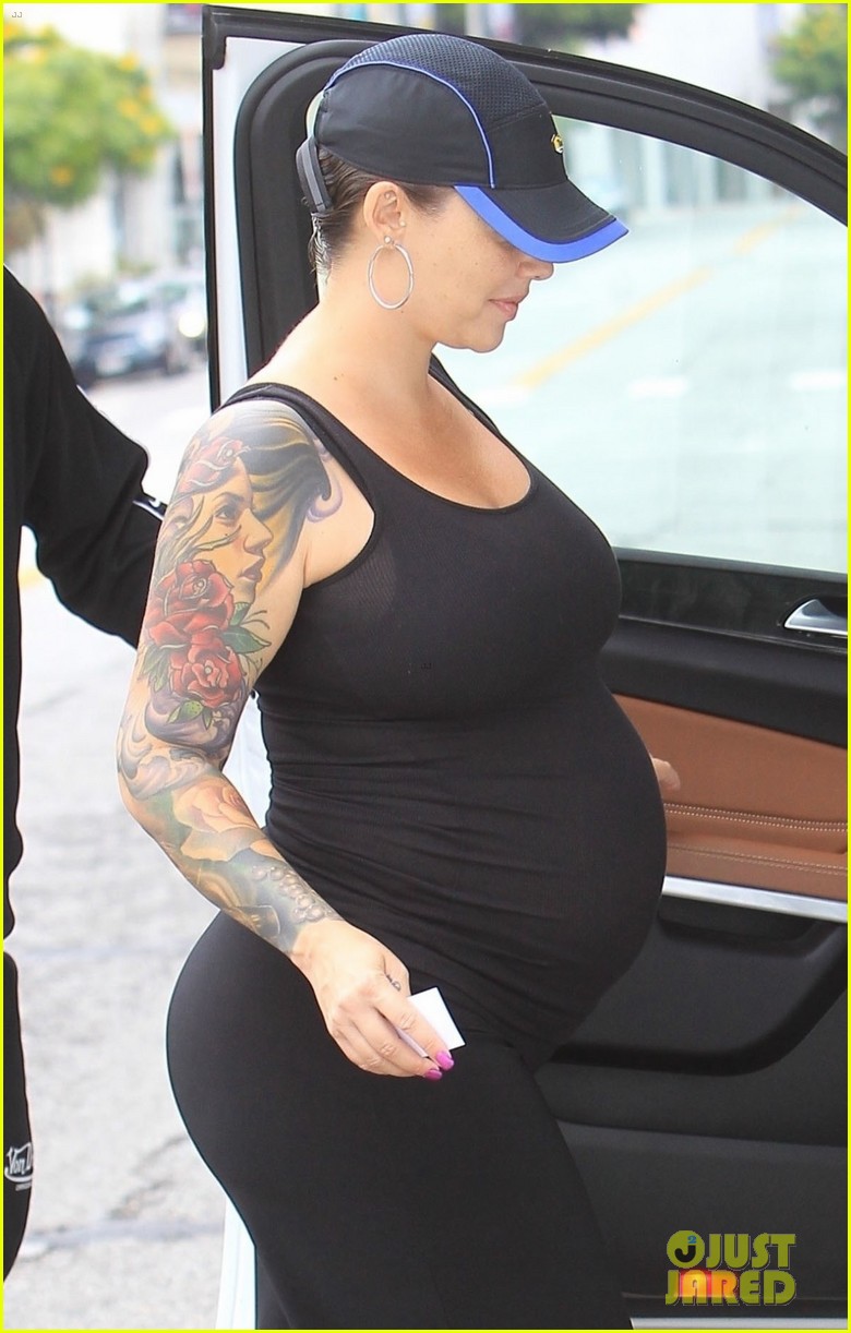 amber rose shows off baby bump while shopping 024319390