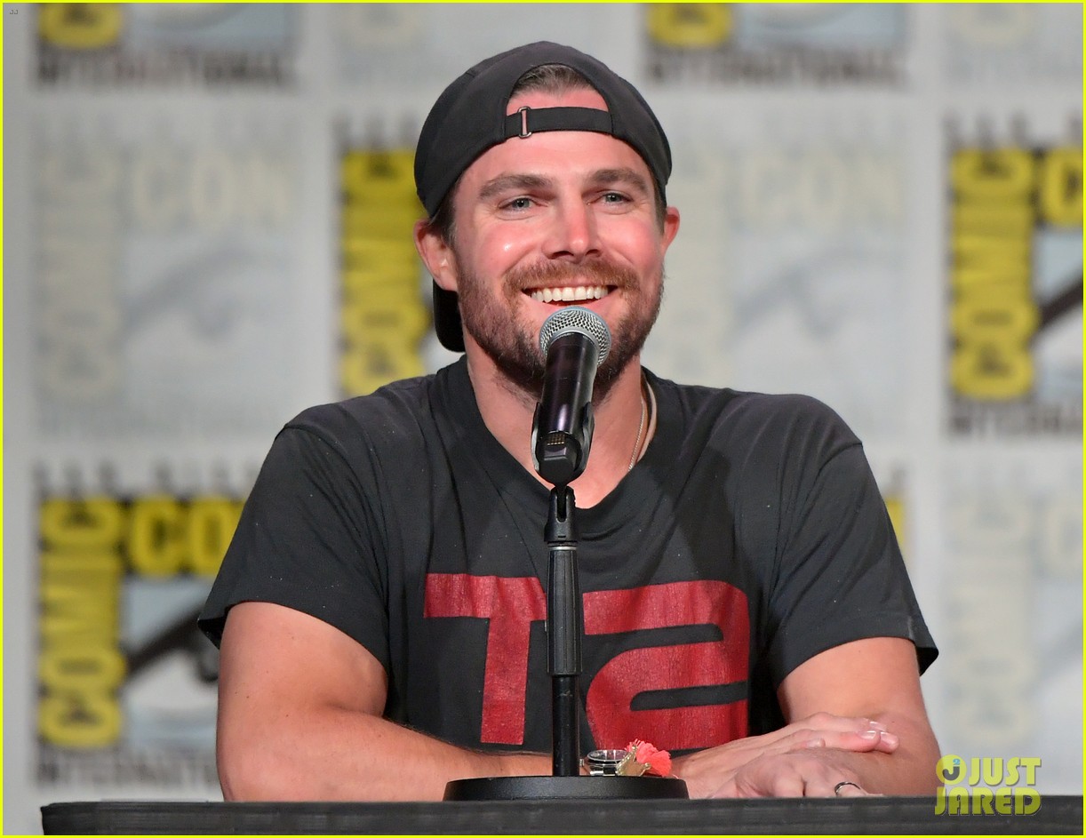 arrow cast dishes on cinematic final season at comic con 014324242