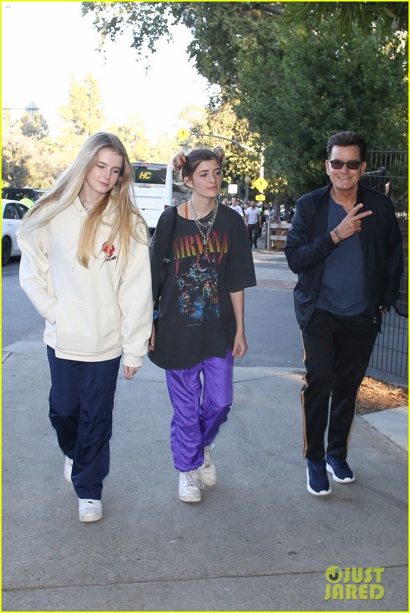 charlie sheen with daughters at billie eilish concert 014320960