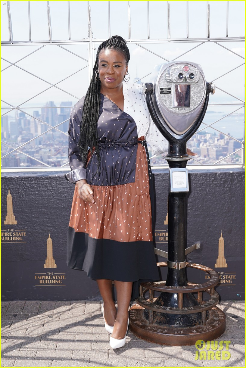 orange is the new black cast celebrate final season with empire state building visit 064327366