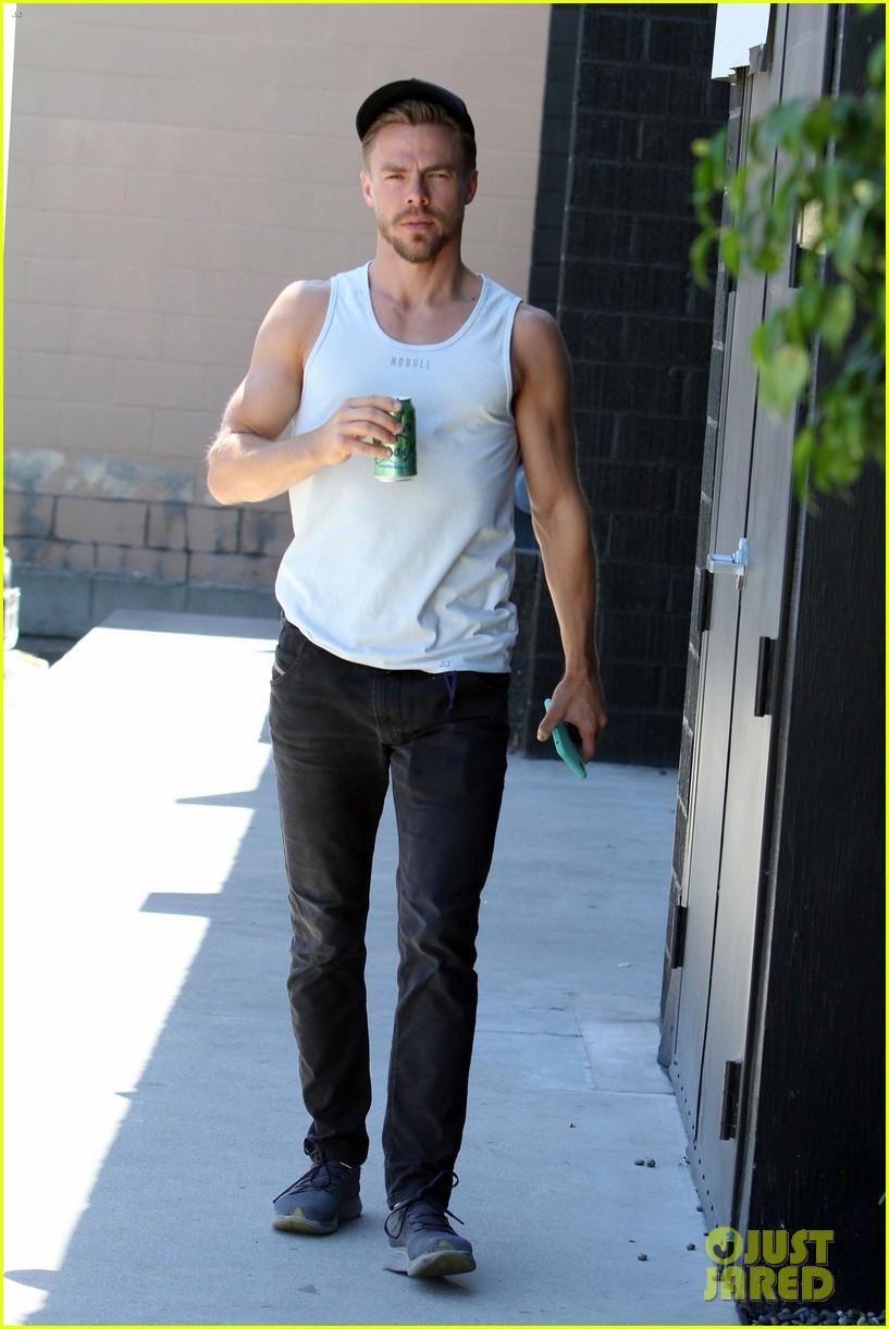 derek hough bares his biceps while out with girlfriend hayley erbert 014317390