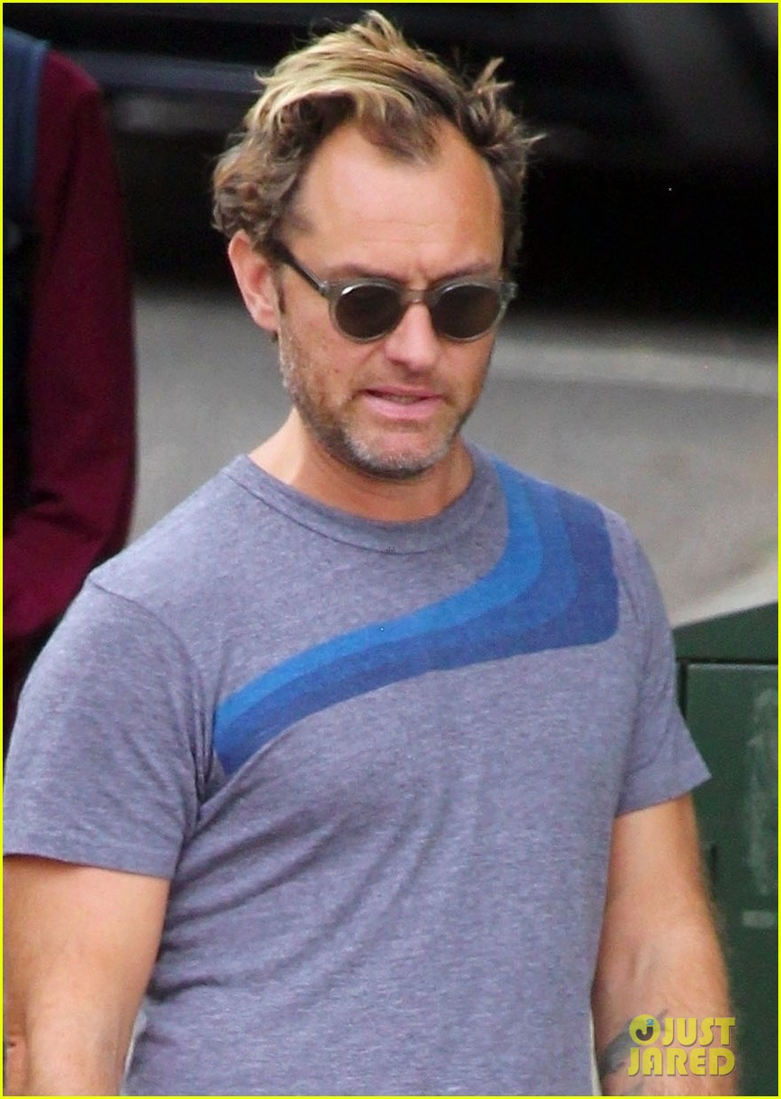 jude law hangs out with daughter iris in london 04