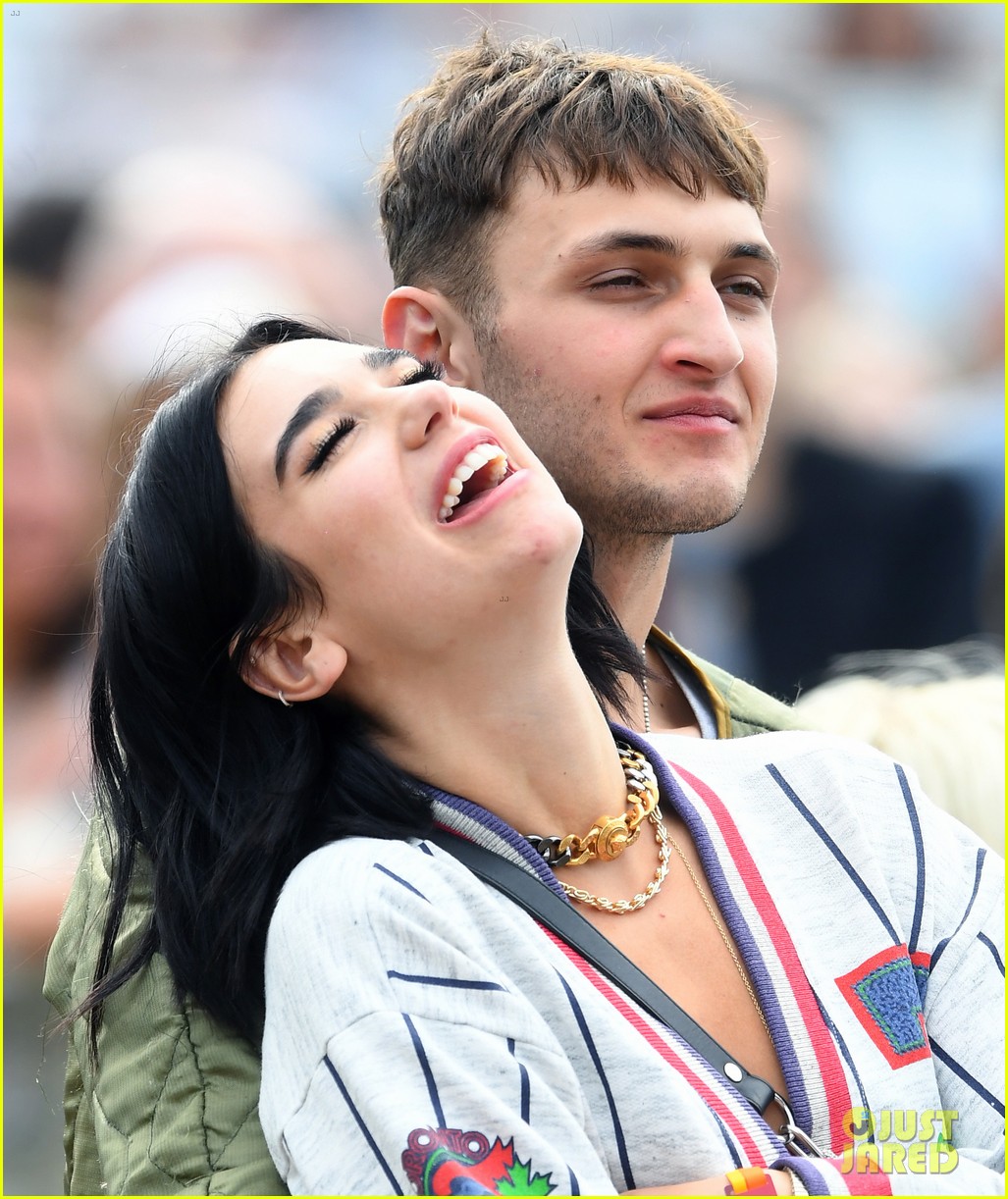 Dua Lipa & Anwar Hadid Confirm Romance, Cuddle Up in London Photo(01)