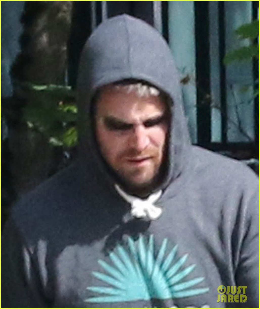 stephen amell suits up on arrow set to film final season 024321798