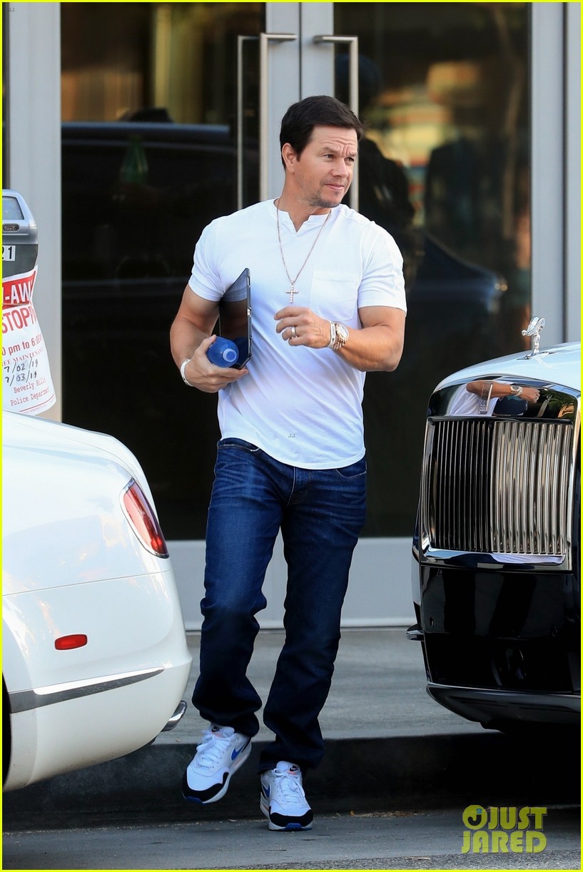 mark wahlberg grabs dinner with his family in beverly hills 054318205
