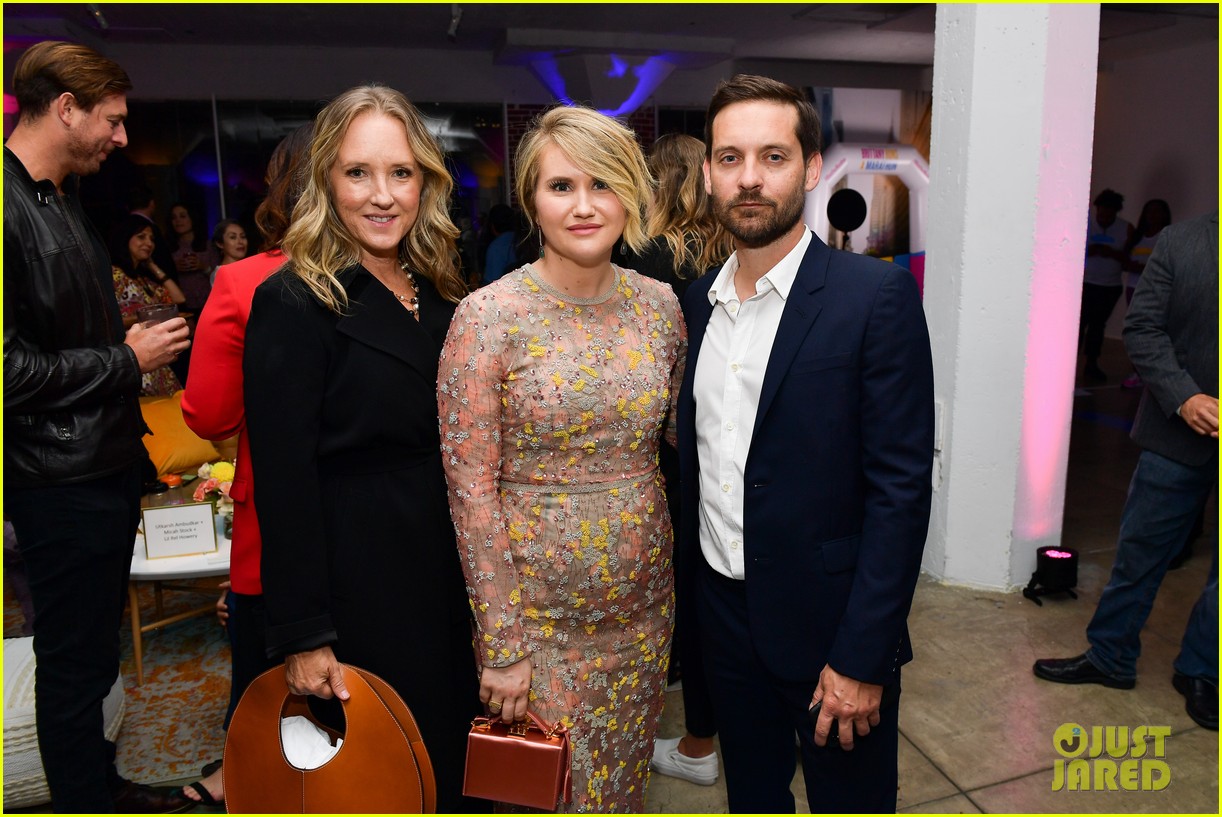 jillian bell gets support from tobey maguire at brittany runs a marathon premiere 024336587