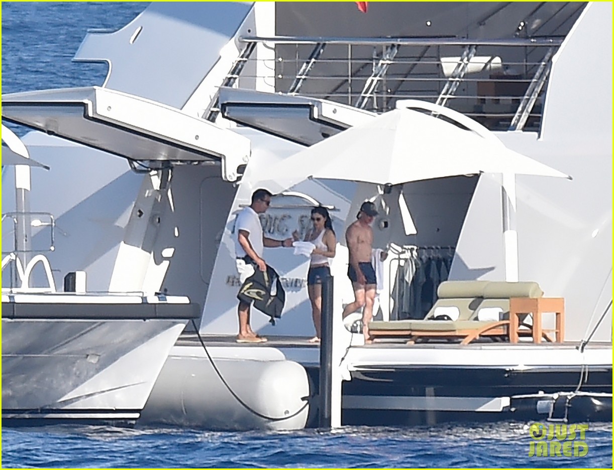 Jeff Bezos Goes Shirtless in Italy, Flaunts PDA with Girlfriend Lauren(02)
