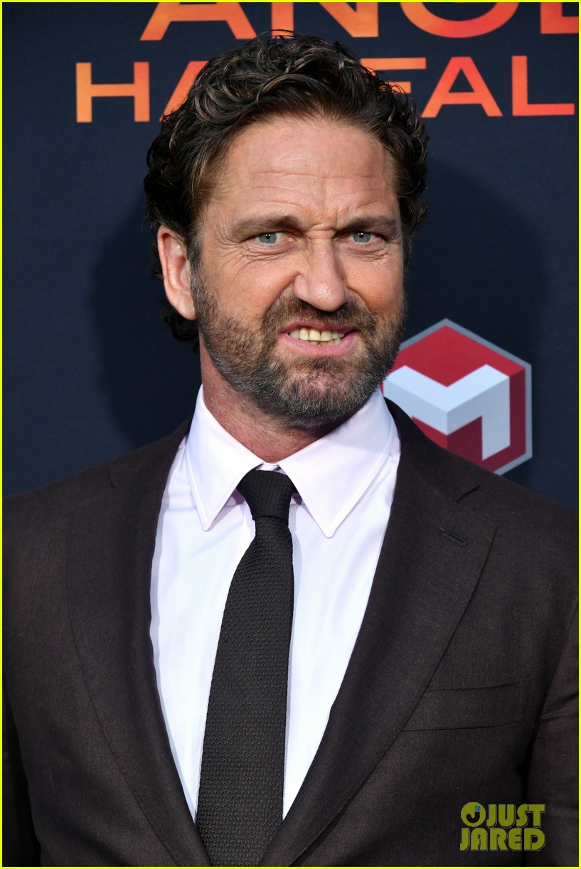 Gerard Butler & Girlfriend Brown Share a Red Carpet Kiss at