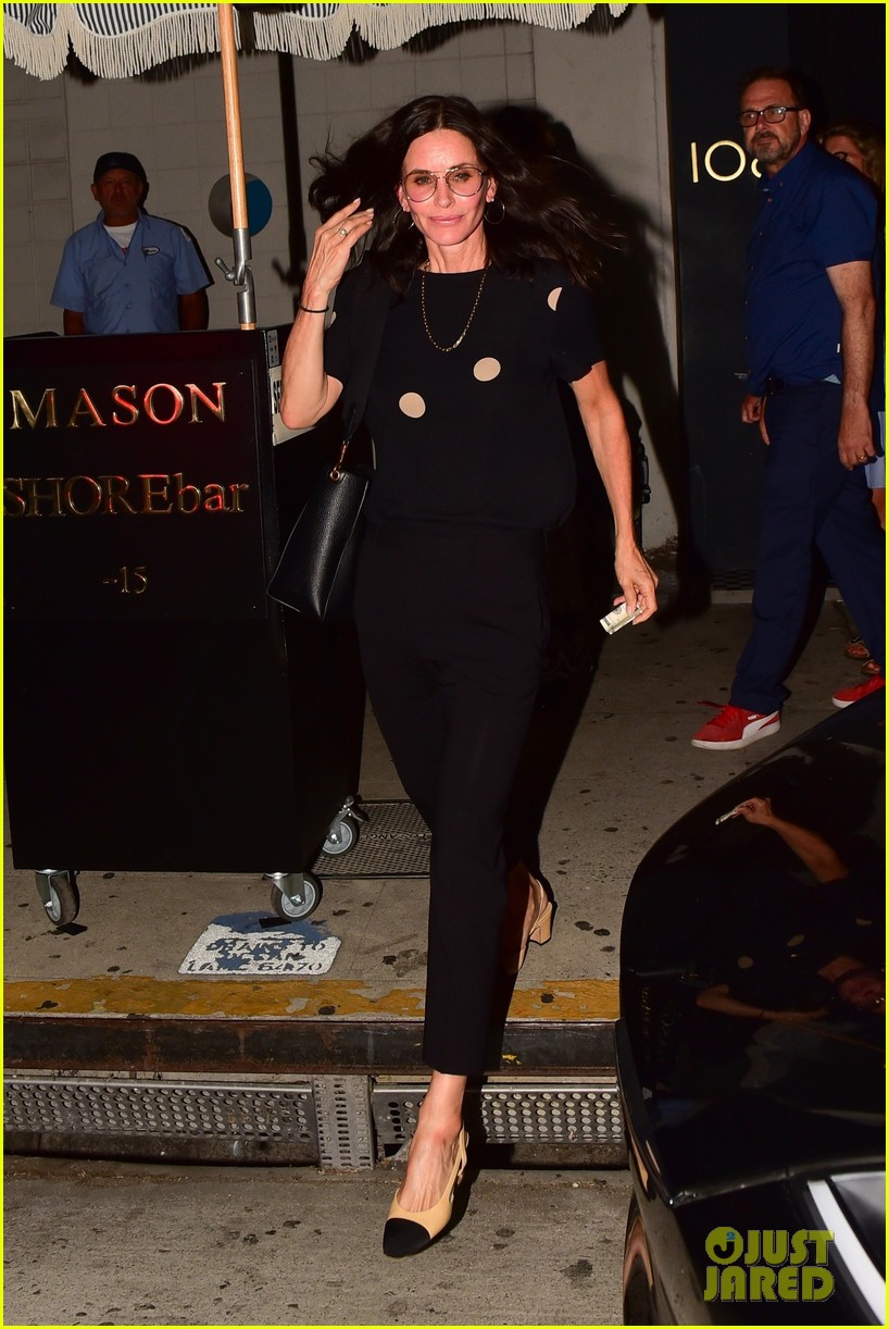 courteney cox meets up with friends for dinner santa monica 034338339