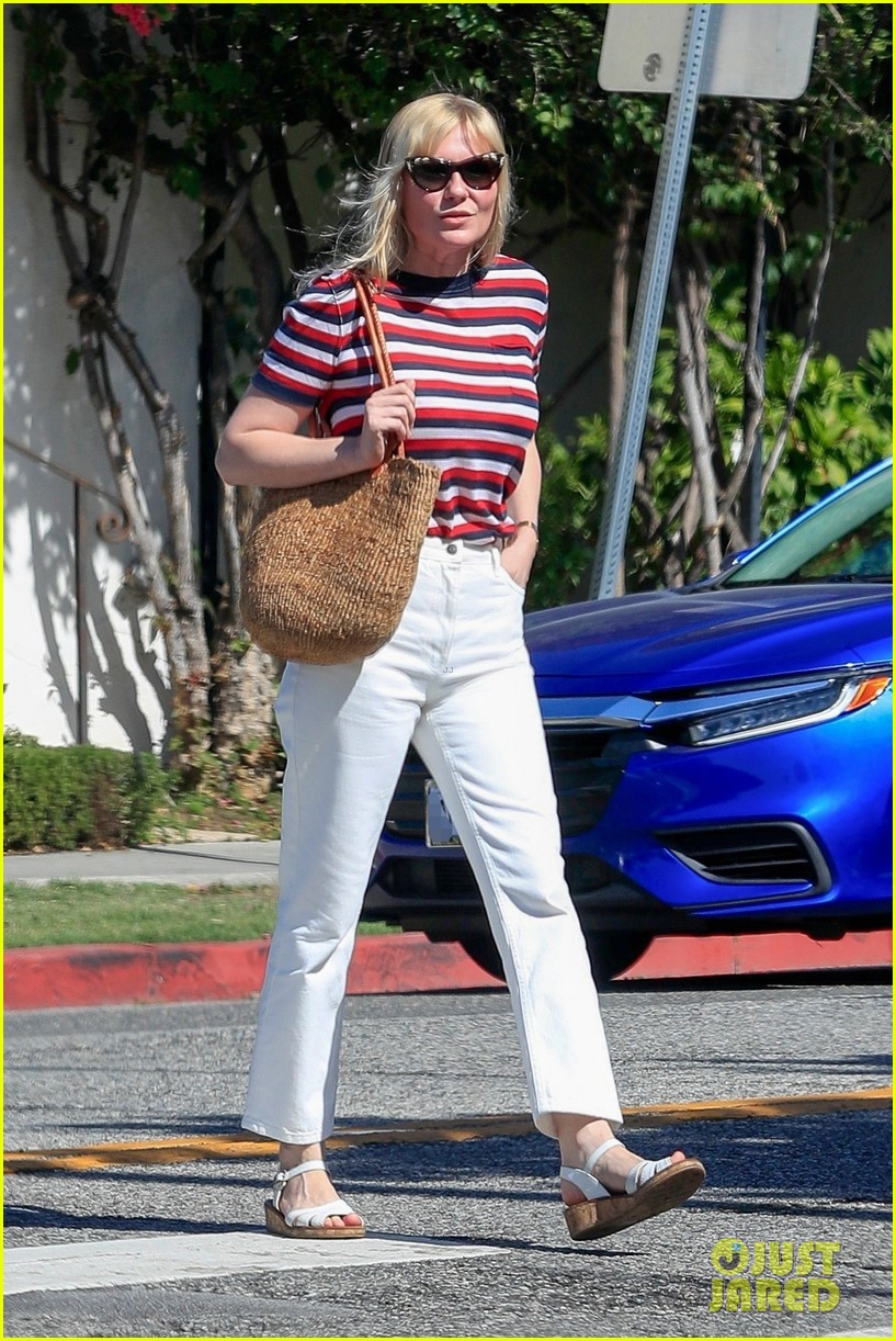 kirsten dunst and fiance jesse plemons take their dog for a walk 05