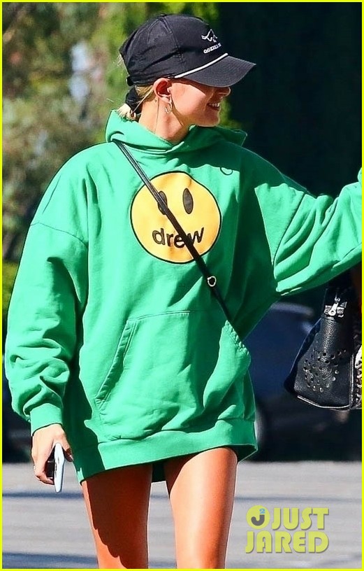hailey bieber shows off her fit physique at the gym 02