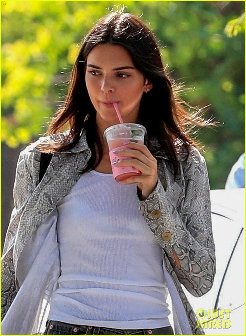 kendall jenner picks up drinks with friends at cha cha matcha 04
