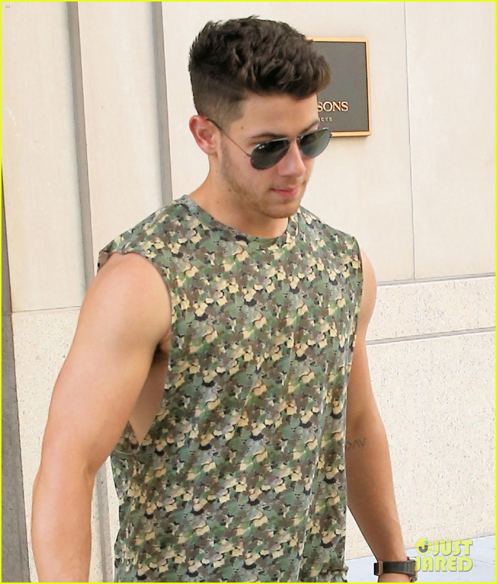 Nick Jonas Bares His Biceps While Out with Priyanka Chopra Photo