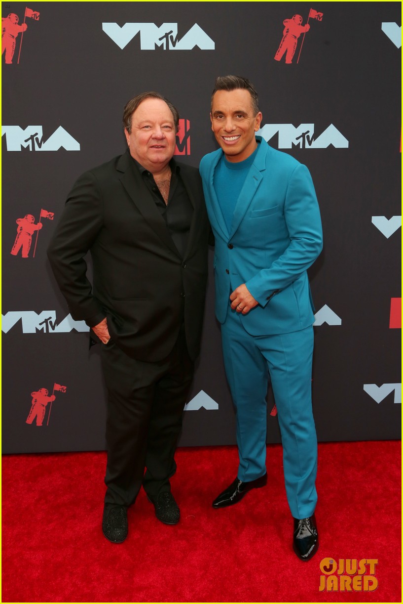 Host Sebastian Maniscalco Arrives with Wife Lana Gomez at MTV VMAs 2019