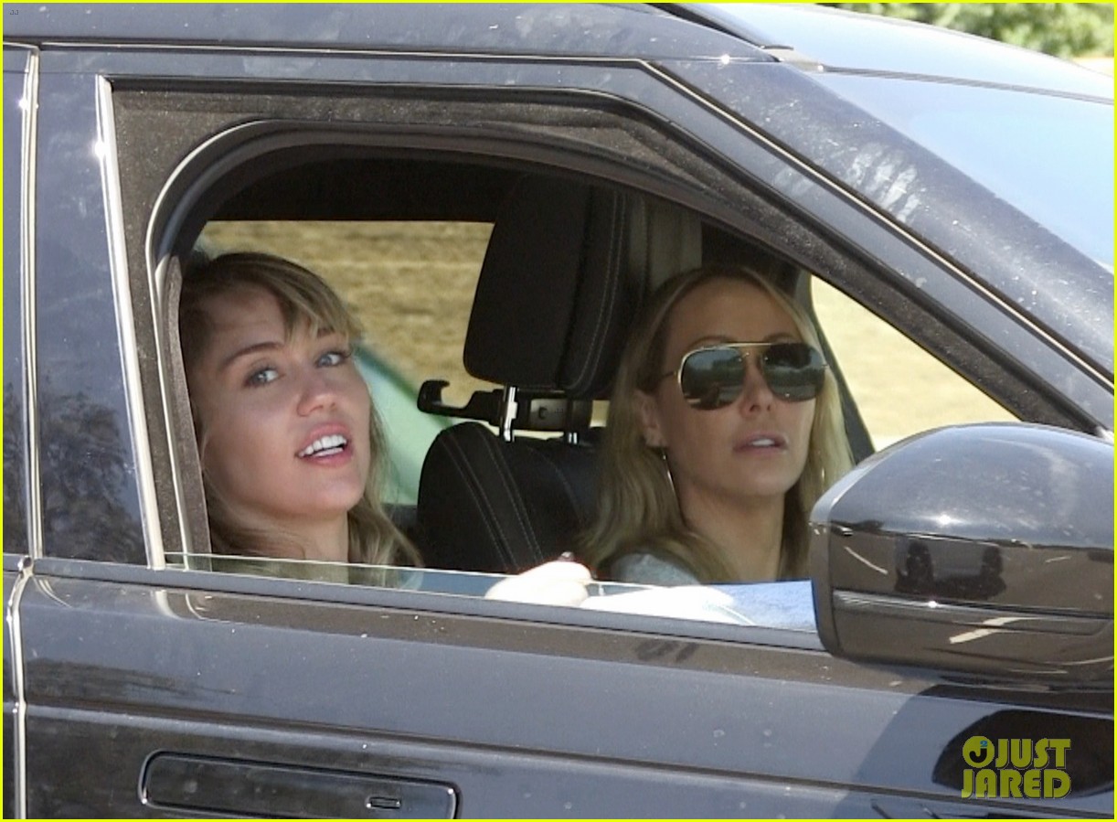 miley cyrus spends the day with kaitlynn carter her mom 03