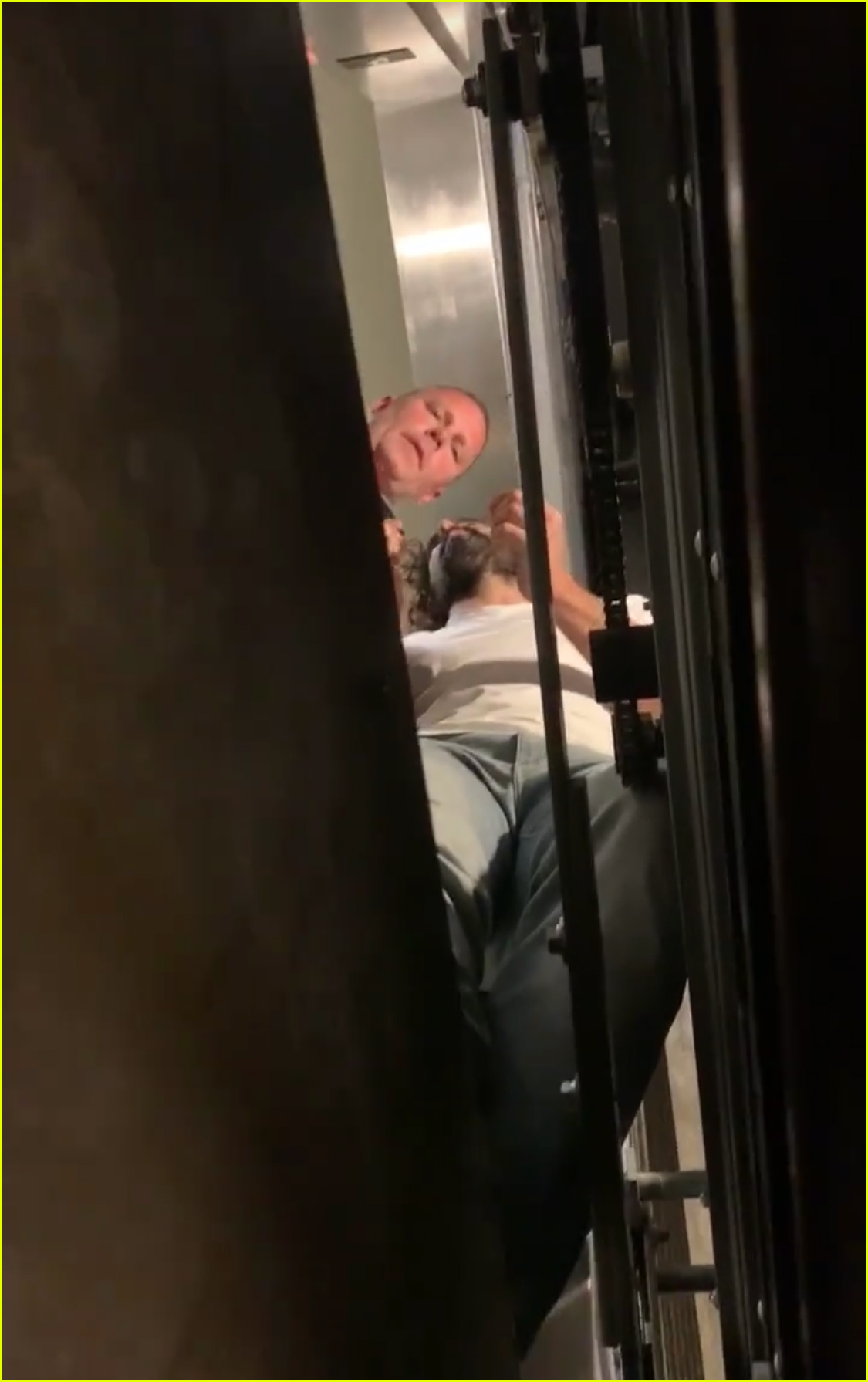 Jason Momoa & His Dog Were Stuck in Crowded Elevator for Two Hours(02)