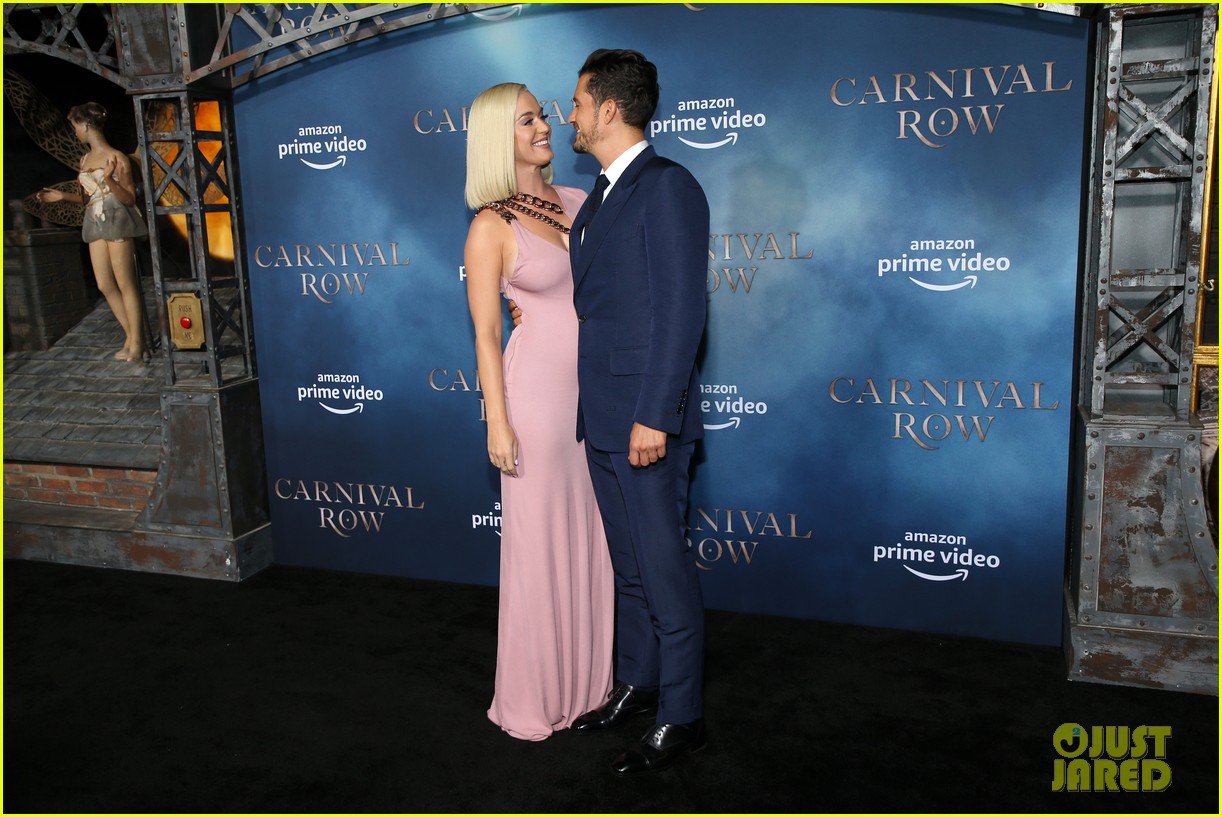 katy perry orlando bloom share a kiss at carnival row premiere 144338264