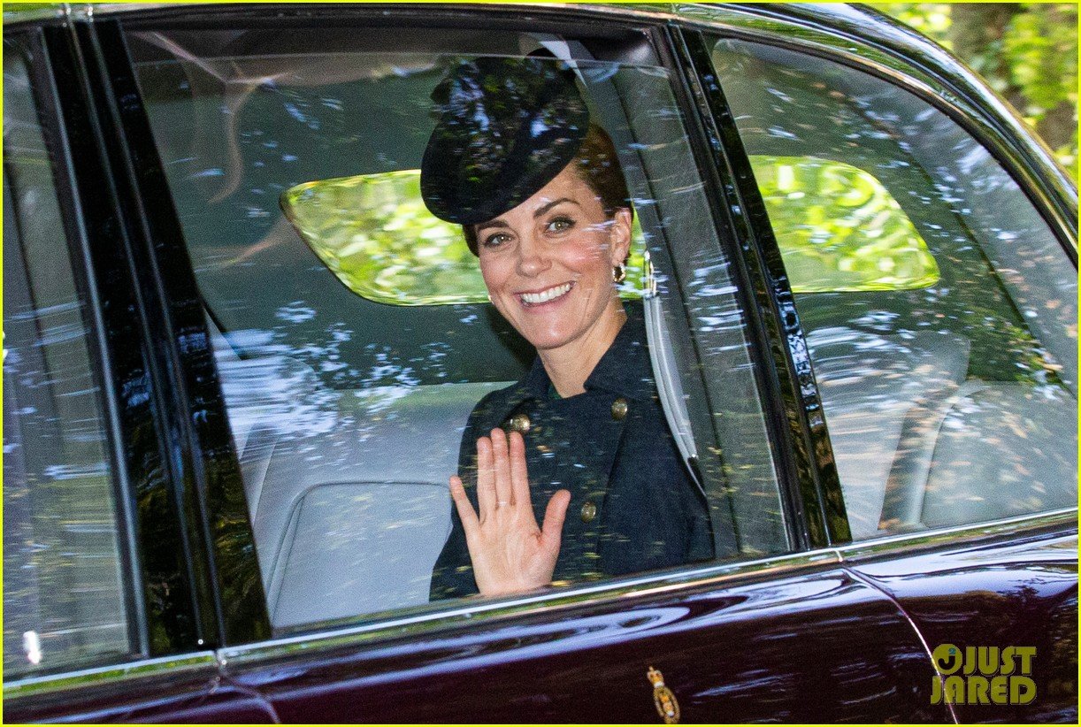 Kate Middleton & Prince William Queen Elizabeth to Church in(02)