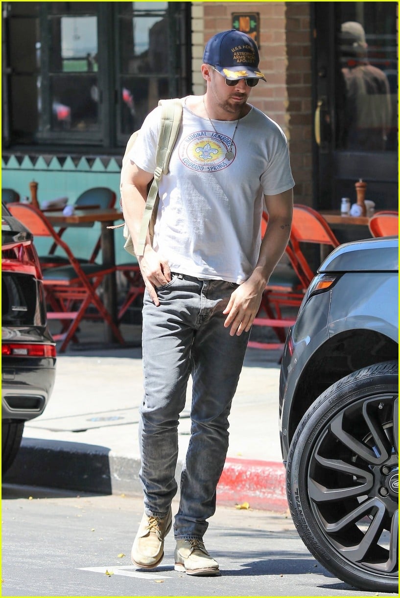 ryan gosling meets up with director for lunch 05