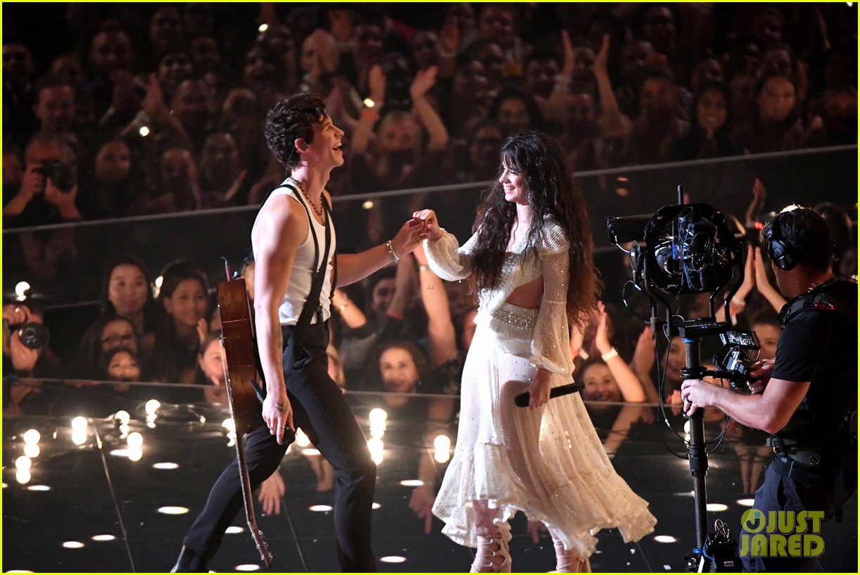 Watch Shawn Mendes & Camila Cabello's Steamy 'Senorita' Performance at