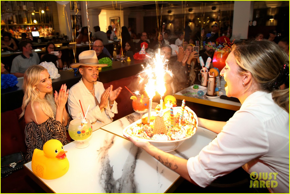 evan ross celebrates birthday with ashlee simpson ross in las vegas 14