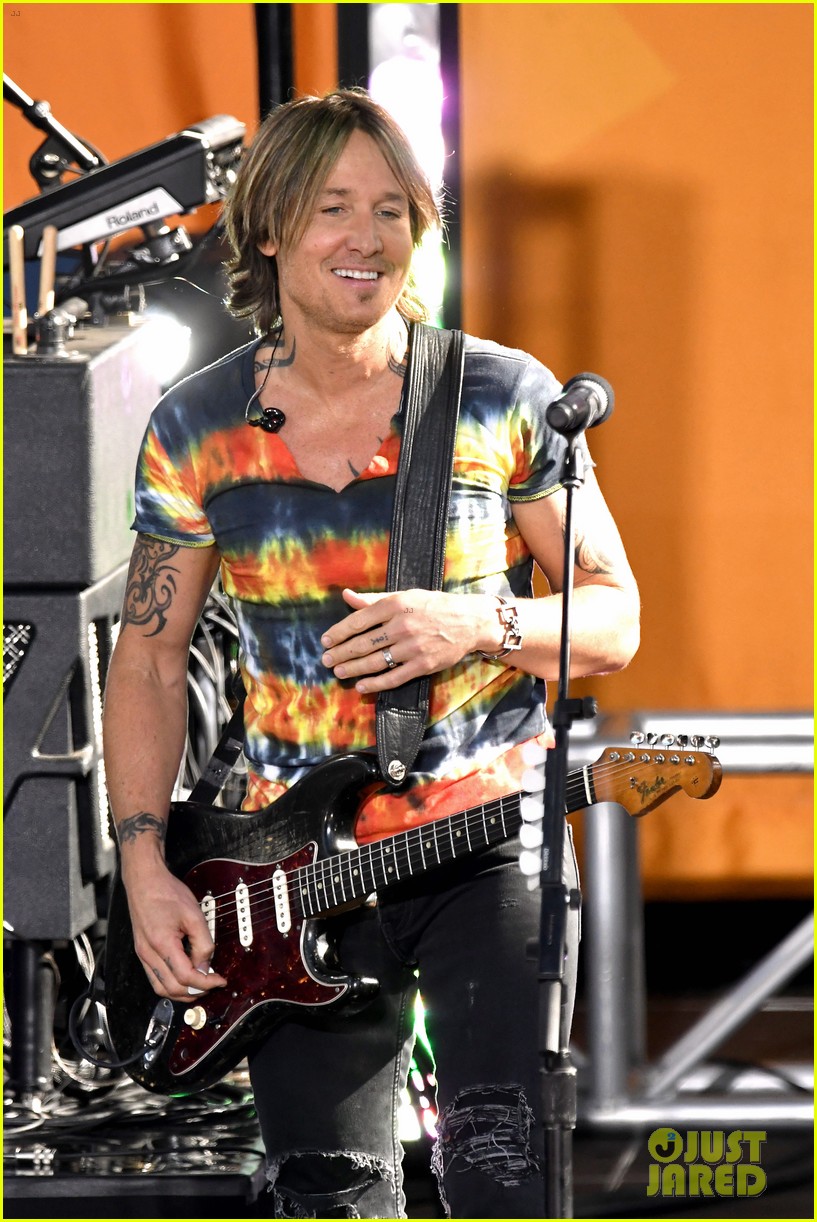 Photo keith urban meets fan who asked him to marry her on twitter at(02)