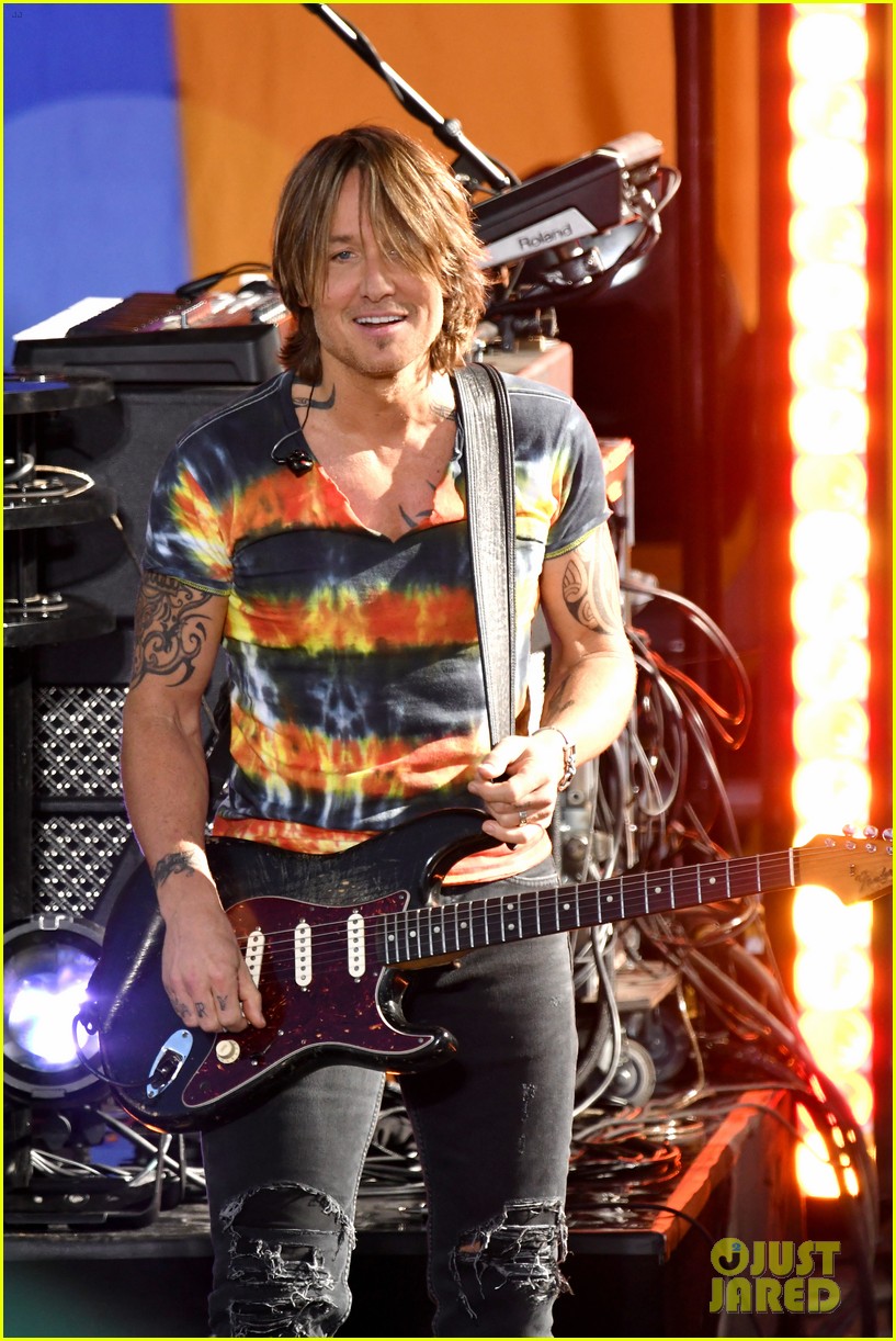keith urban meets fan who asked him to marry her on twitter at gma 094333221