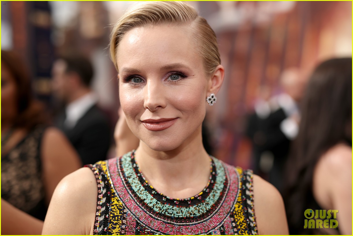 kristen bell keeps it colorful at emmys 2019 154358102