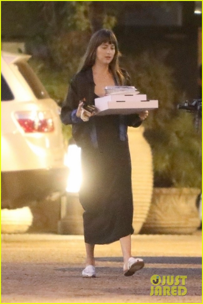 dakota johnson picks up pizza for dinner in malibu 06