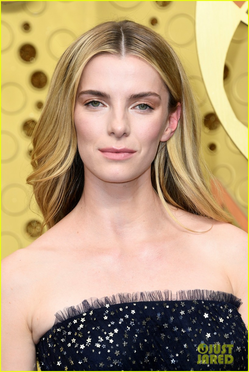 glow nominee betty gilpin sparkles emmy awards 2019 02